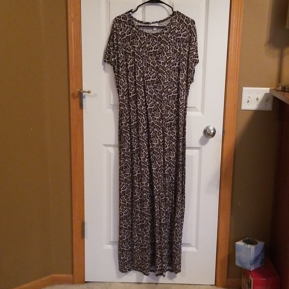2XL Lularoe Maria snow leopard